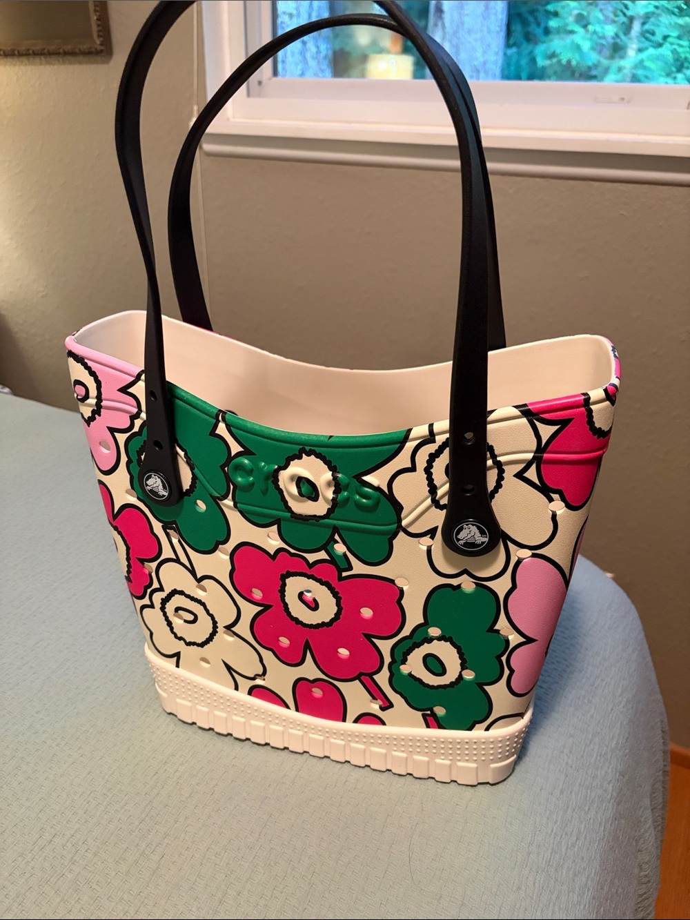 Marimekko x Crocs Unikko Floral Print Tote Bag in Pink, Green & White - Picture 4 of 8